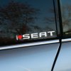 Plotrovaná nálepka s textom „I ❤️ SEAT“, kde srdce je červené. Perfektný doplnok pre fanúšikov vozidiel SEAT, vhodný na auto alebo inú hladkú plochu.
