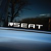 Plotrovaná nálepka s nápisom „I ❤️ SEAT“ v jednofarebnom prevedení. Štýlová dekorácia pre majiteľov a priaznivcov značky SEAT.