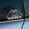 Nálepka na aute Seat zobrazuje biele kontúry rúk, ktoré tvoria tvar srdca, spolu s nápisom "SEAT" pod nimi. Táto štýlová a moderná nálepka je ideálnym doplnkom pre všetkých majiteľov vozidiel Seat, ktorí chcú vyjadriť svoju lásku k tejto automobilovej značke. Skvelý spôsob, ako personalizovať svoje auto a zvýrazniť vašu oddanosť a vášeň pre značku Seat.