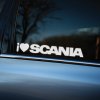 Plotrovaná nálepka s nápisom „I ❤️ SCANIA“ v jednofarebnom prevedení. Ideálna dekorácia pre majiteľov a priaznivcov značky Scania.