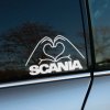 Plotrovaná nálepka na auto SCANIA s motívom rúk tvoriacich srdce, štýlový dizajn pre fanúšikov značky a vodičov kamiónov.