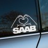Nálepka na aute Saab zobrazuje biele kontúry rúk, ktoré tvoria tvar srdca, spolu s nápisom "SAAB" pod nimi. Táto štýlová a moderná nálepka je ideálnym doplnkom pre všetkých majiteľov vozidiel Saab, ktorí chcú vyjadriť svoju lásku k tejto ikonickej automobilovej značke. Skvelý spôsob, ako personalizovať svoje auto a zvýrazniť vašu oddanosť a vášeň pre značku Saab.