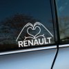Nálepka na aute Renault zobrazuje biele kontúry rúk, ktoré tvoria tvar srdca, spolu s nápisom "RENAULT" pod nimi. Táto štýlová a moderná nálepka je ideálnym doplnkom pre všetkých majiteľov vozidiel Renault, ktorí chcú vyjadriť svoju lásku k tejto automobilovej značke. Skvelý spôsob, ako personalizovať svoje auto a zvýrazniť vašu oddanosť a vášeň pre značku Renault.