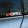 Plotrovaná nálepka s textom „I ❤️ OPEL“, kde srdce je červené. Skvelý doplnok pre fanúšikov značky Opel, vhodný na auto alebo inú hladkú plochu.