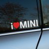 Plotrovaná nálepka s textom „I ❤️ MINI“, kde srdce je červené. Skvelý doplnok pre fanúšikov ikonických vozidiel MINI, vhodný na auto alebo inú hladkú plochu.