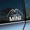 Moderná nálepka na zadnom okne auta s nápisom „MINI“ zobrazuje ruky, ktoré tvoria srdce. Táto štýlová dekorácia je ideálna pre majiteľov vozidiel MINI, ktorí chcú vyjadriť svoju lásku k svojmu autu. Perfektný spôsob, ako pridať osobný dotyk a jedinečný vzhľad vášmu autu pomocou kvalitných auto nálepiek.
