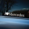 Plotrovaná nálepka s nápisom „I ❤️ MERCEDES“ v jednofarebnom prevedení. Štýlový doplnok pre majiteľov a priaznivcov vozidiel Mercedes-Benz.