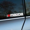 Plotrovaná nálepka s textom „I ❤️ MAZDA“, kde srdce je červené. Skvelý doplnok pre fanúšikov vozidiel Mazda, vhodný na auto alebo inú hladkú plochu.