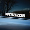 Plotrovaná nálepka s nápisom „I ❤️ MAZDA“ v jednofarebnom prevedení. Štýlová dekorácia pre majiteľov a priaznivcov značky Mazda.