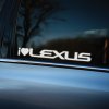 Plotrovaná nálepka s nápisom „I ❤️ LEXUS“ v jednofarebnom prevedení. Štýlová dekorácia pre majiteľov a priaznivcov značky Lexus.
