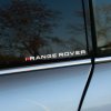 Plotrovaná nálepka s textom „I ❤️ RANGE ROVER“, kde srdce je červené. Skvelý doplnok pre fanúšikov luxusných SUV Range Rover, vhodný na auto alebo inú hladkú plochu.