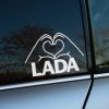 Štýlová nálepka na zadnom okne automobilu značky Lada zobrazuje ruky formujúce srdce. Tento moderný dizajn dodáva autu jedinečný a osobitý charakter. Biely vzor na tmavom pozadí skla vyniká a priťahuje pozornosť, čím auto získava estetický a osobný dotyk. Ideálny doplnok pre milovníkov vozidiel Lada, ktorí chcú vyjadriť svoju lásku k tejto značke a zároveň hľadajú kreatívne dekorácie na svoje auto.