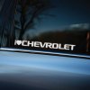 Plotrovaná nálepka s nápisom „I ❤️ CHEVROLET“ v jednofarebnom prevedení. Štýlová dekorácia pre majiteľov a priaznivcov vozidiel Chevrolet.