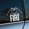 Biela nálepka na bočnom okne auta zobrazuje ruky tvoriace tvar srdca nad nápisom "FIAT". Táto nálepka vyjadruje majiteľovu lásku k svojej značke auta a pridáva vozidlu osobitý a vkusný vzhľad. Ideálny doplnok pre všetkých fanúšikov značky Fiat, ktorí chcú svojmu autu dodať trochu sentimentálnej a estetickej hodnoty. Nálepka je jednoduchá, no výrazná, čo z nej robí perfektný spôsob, ako personalizovať svoje auto pomocou nálepiek na auto.