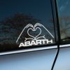 Na obrázku vidíme nálepku na bočnom okne auta Abarth. Dve ruky formujúce srdce sú umiestnené nad nápisom "ABARTH", čo pridáva tejto nálepke osobitý šarm a štýl. Tento kreatívny a jedinečný dizajn je ideálny pre všetkých nadšencov značky Abarth, ktorí chcú svoje auto odlíšiť a zvýrazniť jeho charakter. Nálepka nielenže zlepšuje estetiku vášho vozidla, ale tiež vyjadruje vašu vášeň pre túto dynamickú automobilovú značku. Perfektný doplnok pre každého fanúšika, ktorý chce svojmu Abarthu pridať osobitý a jedinečný vzhľad.