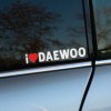 Plotrovaná nálepka s textom „I ❤️ DAEWOO“, kde srdce je červené. Skvelý doplnok pre fanúšikov vozidiel Daewoo, vhodný na auto alebo inú hladkú plochu.