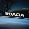 Plotrovaná nálepka s nápisom „I ❤️ DACIA“ v jednofarebnom prevedení. Štýlový doplnok pre majiteľov a priaznivcov vozidiel Dacia.
