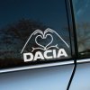 Plotrovaná nálepka s motívom dvoch rúk spojených do tvaru srdca, pod ktorými sa nachádza tlačený nápis DACIA.