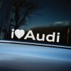 Plotrovaná nálepka s nápisom „I ❤️ AUDI“ v jednofarebnom prevedení. Štýlová dekorácia pre majiteľov a priaznivcov značky Audi.