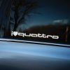 Plotrovaná nálepka s nápisom „I ❤️ QUATTRO“ v jednofarebnom prevedení. Štýlový doplnok pre majiteľov a priaznivcov technológie Audi Quattro.
