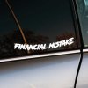 Vtipná nálepka s textom „Financial Mistake“ v odvážnom, ručne písanom štýle, nalepená na zadnom bočnom okne strieborného auta. Táto nálepka s humorom odkazuje na finančné náklady spojené s vlastníctvom auta a dodáva vozidlu sebaironický, no štýlový vzhľad. Perfektný doplnok pre tých, ktorí chcú svoje auto ozdobiť štipkou vtipu a originality.