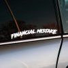 Vtipná nálepka s textom „Financial Mistake“ v dynamickom, ručne písanom štýle, nalepená na zadnom bočnom okne strieborného auta. Táto nálepka so sebaironickým posolstvom hravo pripomína finančné náklady spojené s autom a pridáva vozidlu osobitý a zábavný vzhľad. Ideálny doplnok pre vodičov, ktorí chcú pridať svojmu autu štipku humoru a originality.
