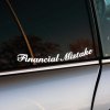 Vtipná nálepka s textom „Financial Mistake“ v elegantnom kurzívnom bielom písme, nalepená na zadnom bočnom okne strieborného auta. Táto nálepka prináša sebaironický humor, ktorý pripomína, že autá môžu byť niekedy nákladné rozhodnutie. Perfektný doplnok pre tých, ktorí si chcú z auta urobiť hravý a osobný prejav svojho zmyslu pre humor.