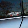 Plotrovaná nálepka BROKEN HEART gang s ozdobným písmom a dvomi červenými zlomenými srdciami na okrajoch textu.