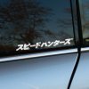 Plotrovaná nálepka SPEEDHUNTERS s japonským textom v hrubom štýle bez prekladu, vhodná ako minimalistický doplnok.