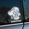 Plotrovaná nálepka na auto s motívom usmiateho dievčatka v šatách a krídlach anjelika, doplnená o text DIEŤA V AUTE.
