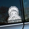 Plotrovaná nálepka na auto s veselým chlapcom opierajúcim si tvár dlaňami, doplnená o výrazný text DIEŤA V AUTE.