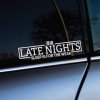 Plotrovaná nálepka Late Nights s nápisom „Sleep is for the weak“ a japonskými znakmi, vhodná ako štýlová nálepka na auto.