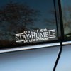 Plotrovaná nálepka Stay Humble s doplnkovým sloganom „Say less do more“ a japonskými znakmi, ideálna nálepka na auto.