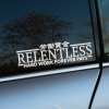 Plotrovaná nálepka Relentless s výrazným textom „Hard work forever pays“ a japonskými znakmi, motivačný doplnok na auto.