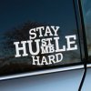 Plotrovaná nálepka Stay Humble Hustle Hard s vrstveným typografickým dizajnom, výstižná nálepka na auto pre milovníkov motivačných citátov.