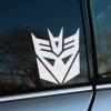 Plotrovaná nálepka na auto s ikonickým logom Autobotov zo série Transformers v ostro rezanom futuristickom štýle.