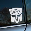 Plotrovaná nálepka na auto s ikonickým logom Autobotov zo série Transformers v ostro rezanom futuristickom štýle.