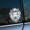 Plotrovaná nálepka na auto s hlavou leva v agresívnom výraze, detailne vyrezaná hriva a ostré črty v jednofarebnom štýle.
