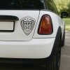 Plotrovaná nálepka na auto s hlavou kobry v štíte, ostro rezaný motív s agresívnym výrazom a detailne spracovaným telom.