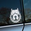 Plotrovaná nálepka na auto s hlavou pitbulla v ostnatom obojku, výrazný agresívny motív v jednofarebnom prevedení.
