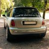 Na fotografii je zadná časť strieborného auta Mini Cooper s bielou nálepkou na zadnom okne, na ktorej je provokatívny text „Nech ťa vozí kto ťa jebe“. Auto je zaparkované v prírodnom prostredí, obklopené stromami a zeleňou. Tento odvážny nápis dodáva autu osobitý, rebelsky charakter, ktorý môže osloviť vodičov s drzým zmyslom pre humor. Nálepka zaručene upúta pozornosť a pridáva vozidlu jedinečný štýl.