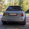Na fotografii je zadná časť strieborného auta Mini Cooper s výraznou bielou nálepkou na zadnom okne s textom „Nech ťa vozí kto ťa j*be“. Tento odvážny a humorný nápis dodáva malému mestskému autu rebelsky a provokatívny vzhľad. Auto je zaparkované v prírodnom prostredí, čo kontrastuje s drzým posolstvom nálepky. Táto nálepka je ideálnym doplnkom pre vodičov, ktorí sa neboja vyjadriť svoj zmysel pre humor priamo a bez zábran.
