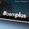 Na fotografii je biela nálepka „#oemplus“ v jednoduchom a elegantnom písme, nalepená na okne auta so sivou karosériou. Tento dizajn odkazuje na štýl úprav „OEM+“, ktorý sa zameriava na jemné vylepšenia vozidla s použitím originálnych dielov od výrobcu, pričom cieľom je zachovať autentický vzhľad auta s dôrazom na detail a kvalitu. Nálepka je ideálnym doplnkom pre automobilových nadšencov, ktorí oceňujú čistotu a originalitu vozidla, no zároveň chcú pridať niečo extra pre lepší výkon alebo vzhľad, stále v rámci originálneho dizajnu.