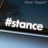 Na fotografii je biela nálepka „#stance“ v jednoduchom a elegantnom písme, nalepená na okne auta so sivou karosériou. Tento dizajn je určený pre fanúšikov „stance“ kultúry, ktorí uprednostňujú čistý a minimalistický štýl. „Stance“ odkazuje na automobilovú subkultúru zameranú na úpravy podvozku, kolesá a celkový postoj auta. Nálepka je ideálnym doplnkom pre tých, ktorí chcú vyjadriť svoju vášeň pre tuning a upravené autá, ale zároveň preferujú decentnú a vkusnú prezentáciu.