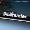Na fotografii je biela nálepka s nápisom „#milfhunter“ v jednoduchom a elegantnom písme, nalepená na okne auta so sivou karosériou. Tento dizajn, napriek svojmu provokatívnemu textu, pôsobí vizuálne minimalisticky a čistým štýlom. Ide o vtipný a drzý doplnok pre tých, ktorí chcú pridať svojmu vozidlu nádych kontroverzného humoru, ale zároveň si cenia estetiku a jednoduchý vzhľad.