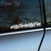 Plotrovaná nálepka #NoTurboNoFun s moderným hashtagom a dynamickým nápisom v tagovacom štýle s výrazným podčiarknutím a plynulými líniami písma.