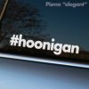 Na fotografii je nálepka „#hoonigan“ v jednoduchom a elegantnom písme, nalepená na okne auta so sivou karosériou. Tento dizajn vyjadruje vášeň pre automobilovú kultúru zameranú na adrenalínové jazdenie a extrémne automobilové výkony, avšak v minimalistickom a decentnom štýle. Nálepka je ideálnym doplnkom pre tých, ktorí milujú zábavu a rýchlosť, ale zároveň preferujú čistý a uhladený vzhľad svojho auta.