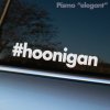 Plotrovaná nálepka s mriežkou, čistým bezpätkovým písmom, malými písmenami a presným textom v znení nápisu #hoonigan.
