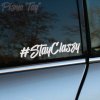 Plotrovaná nálepka #StayClassy s moderným hashtagom a elegantným nápisom v tagovacom štýle s plynulými líniami a dynamickým sklonom písma.
