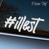 Na fotografii je nálepka s nápisom „#illest“ v štýlovom, grafitom inšpirovanom písme „Tag“, nalepená na okne auta so sivou karosériou. Slovo „illest“ predstavuje slangový výraz pre niečo extrémne štýlové a najlepšie z najlepších, čo zdôrazňuje výnimočnosť a jedinečnosť majiteľa auta. Tento dizajn je ideálny pre fanúšikov tuningovej kultúry a automobilového štýlu, ktorí chcú vyjadriť svoju vášeň pre autá a kultúrne trendy prostredníctvom výrazných a pútavých prvkov.